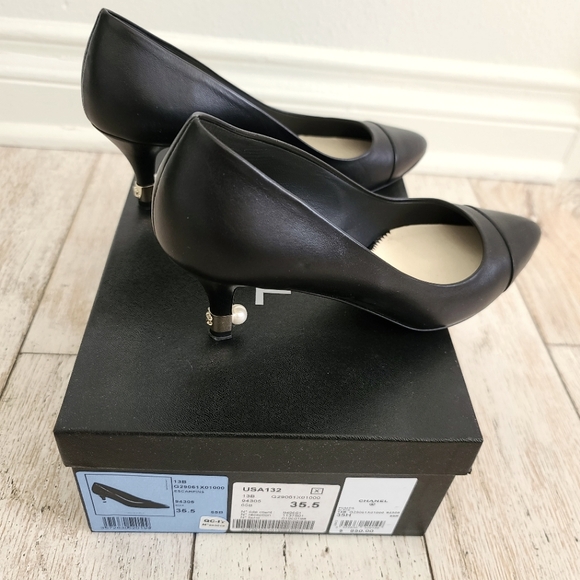 CHANEL Pearl Heel Black Leather Pump 5.5M - Picture 3 of 5